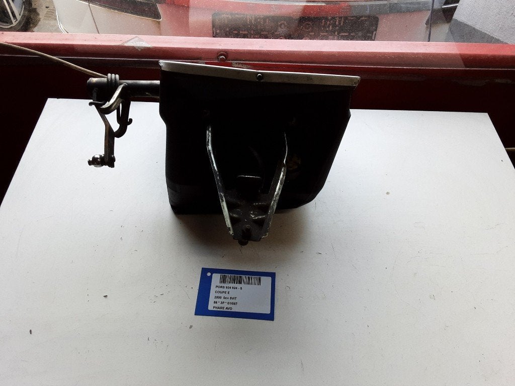 PHARE / OPTIQUE AVANT DROIT Porsche 924 (01-1975/08-1989), Autos : Pièces & Accessoires, Porsche Deutschland GmbH, Porscheplatz 1
70435  Stuttgart, DE