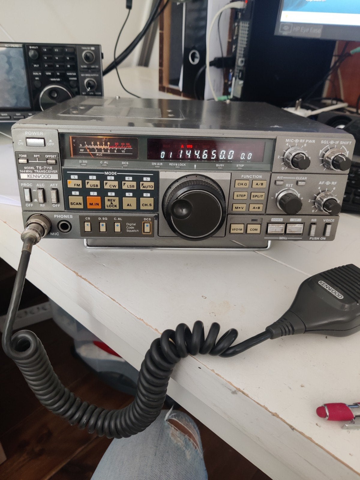 Émetteur-récepteur VHF tout mode Kenwood TS 711E., Télécoms, Émetteurs & Récepteurs, Enlèvement ou Envoi, Utilisé, Émetteur et Récepteur