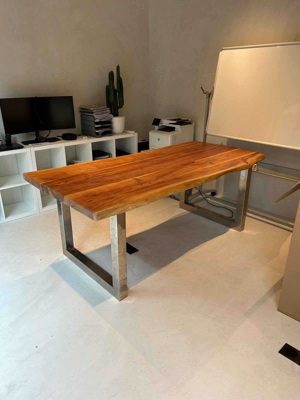 Massieve houten tafel met metalen poten, Huis en Inrichting, Ophalen, Zo goed als nieuw