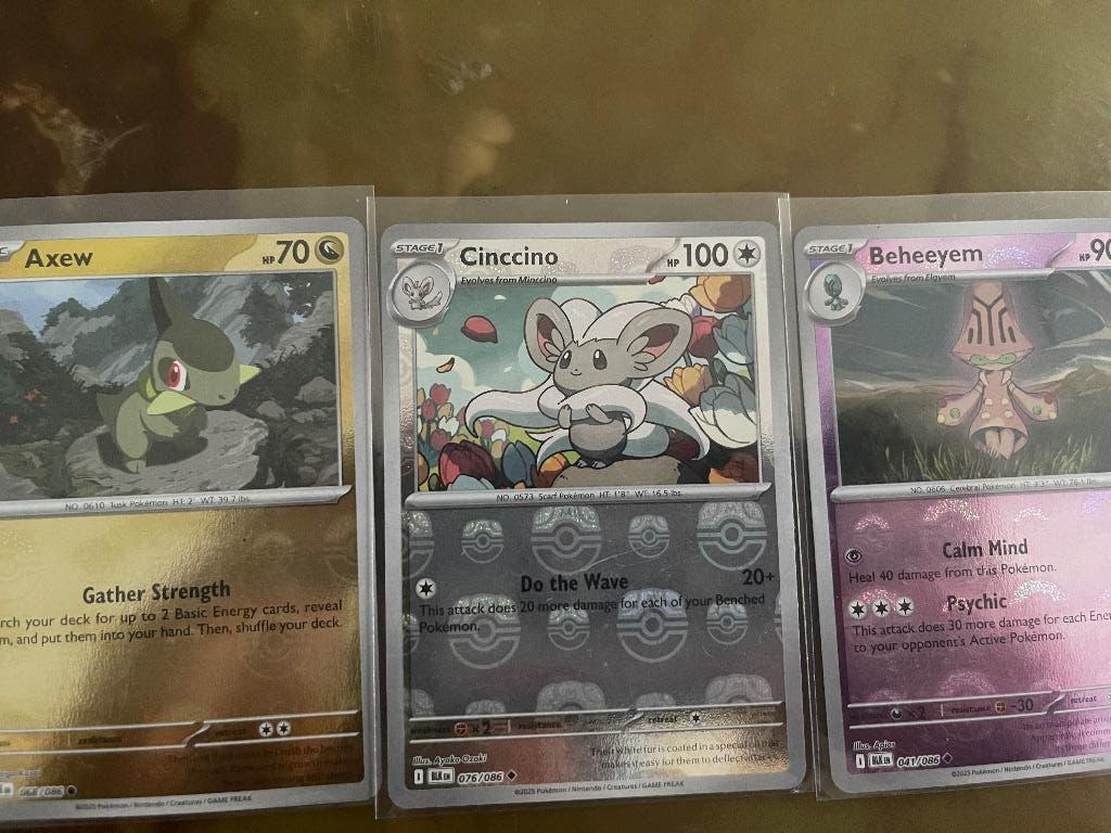 95 Pokémon reverse holofoil kaarten + 2 pokeball / 1 master, Enlèvement, Comme neuf, Plusieurs cartes, Foil