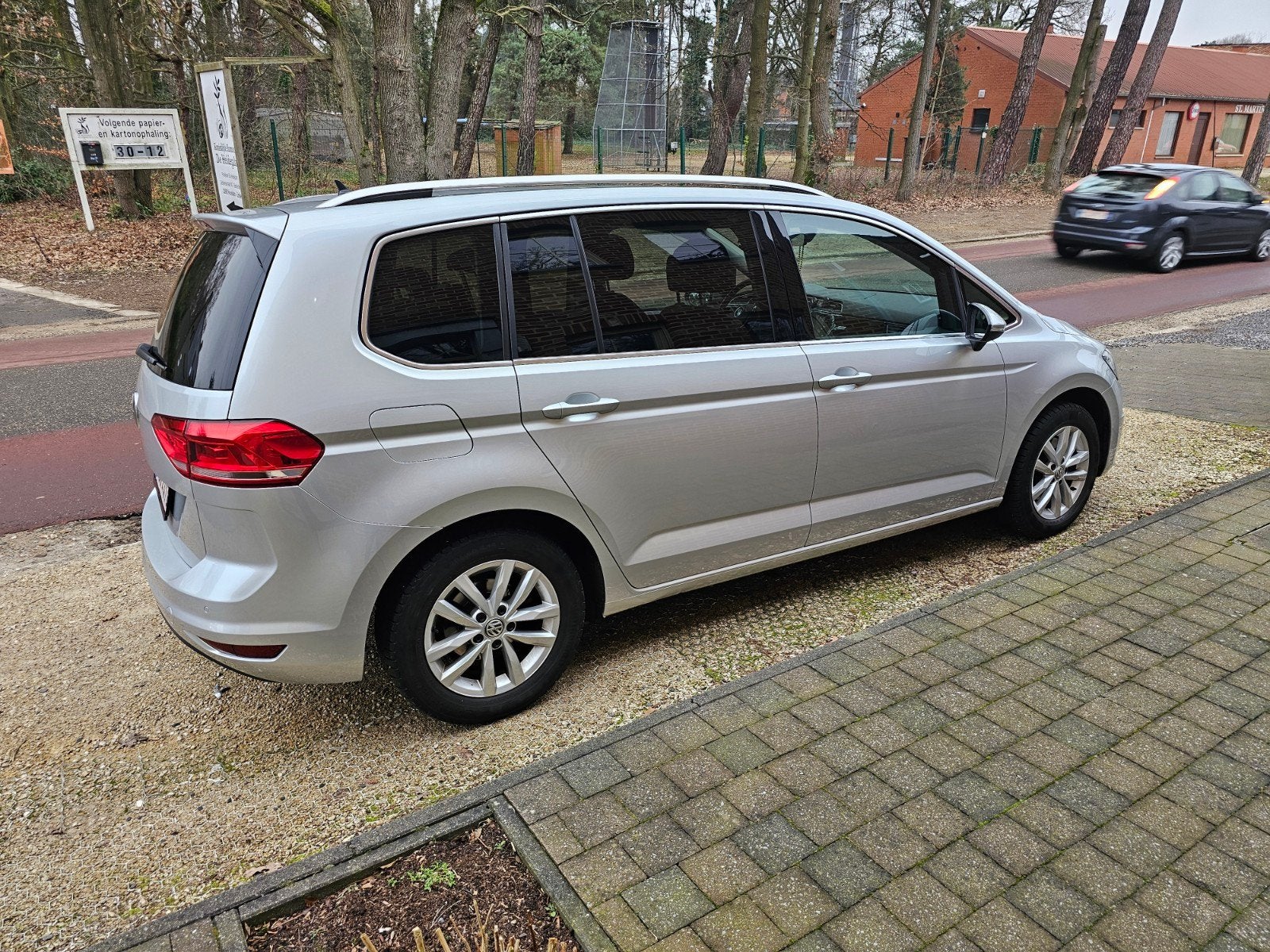 Volkswagen Touran 1.6 Tdi 12000 euro, Auto's, Stof, Verwarmde buitenspiegels, 5 deurs, Particulier