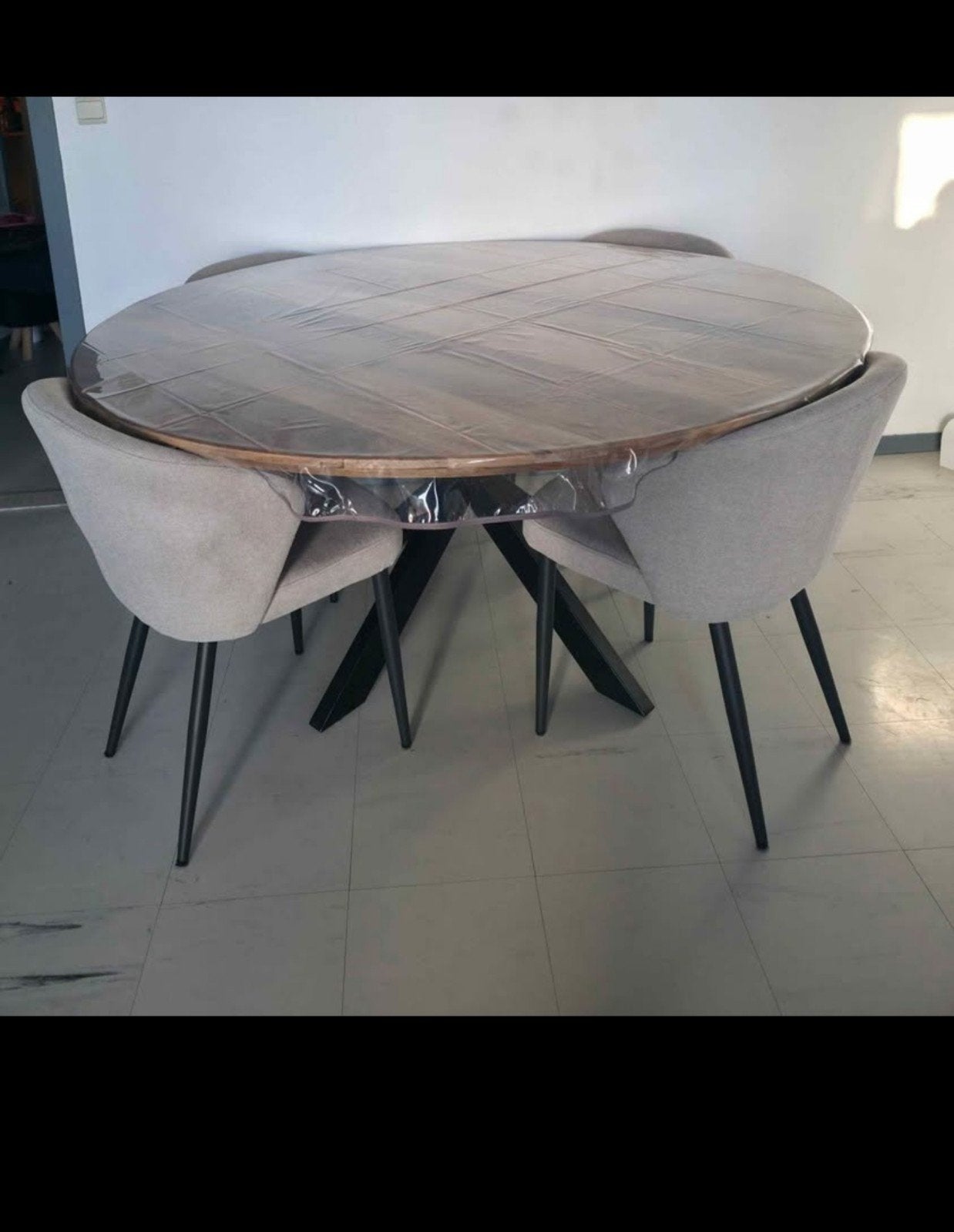 Table ronde 160 cm avec 4 chaises. Possible 8 personnes, Maison & Meubles, Cinq personnes ou plus, Rond, Comme neuf, Enlèvement