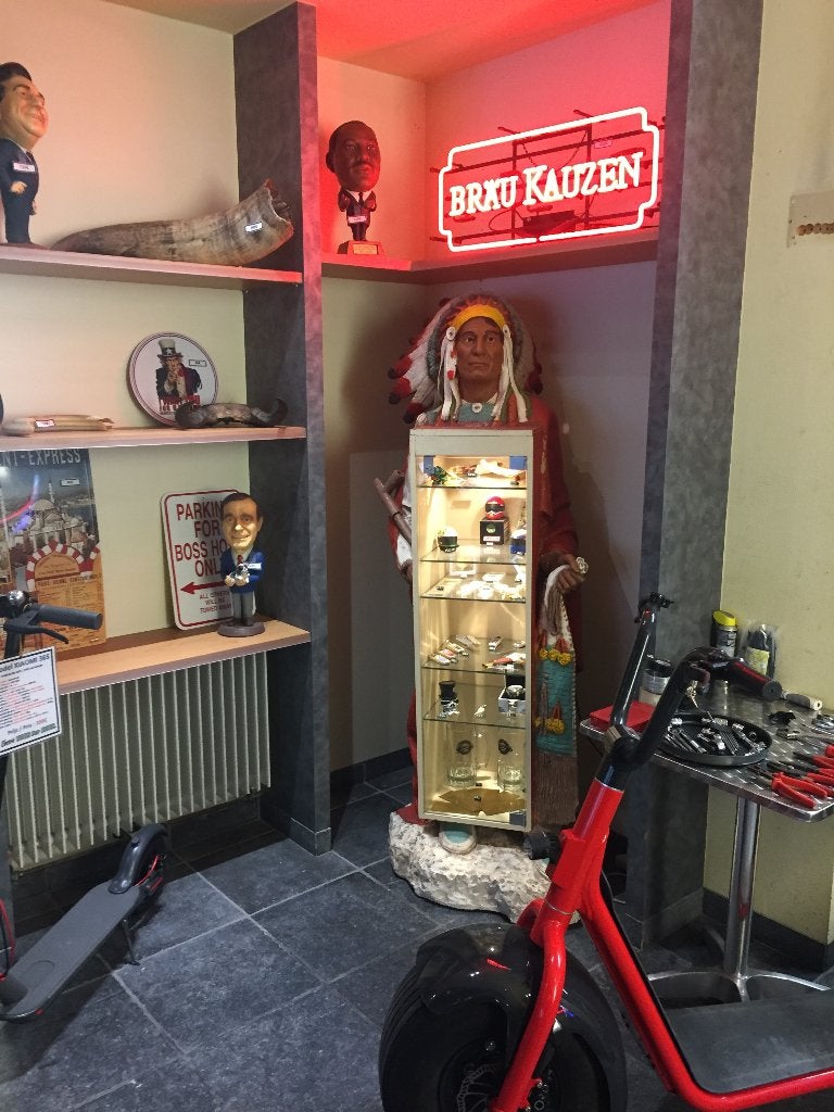 Exclusieve vitrinekast Indiaan 185Cm Hoogte., Ophalen, 100 tot 150 cm, Zo goed als nieuw, Exclusief