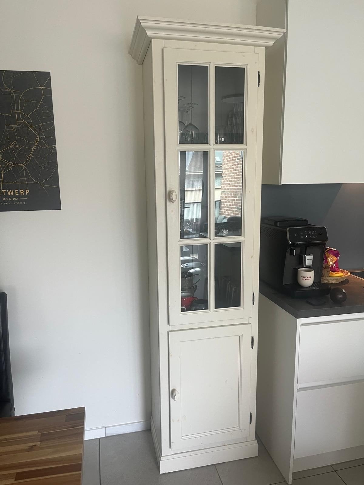 Smalle witte servieskast / vitrinekast, Ophalen, Met plank(en), Gebruikt, 200 cm of meer