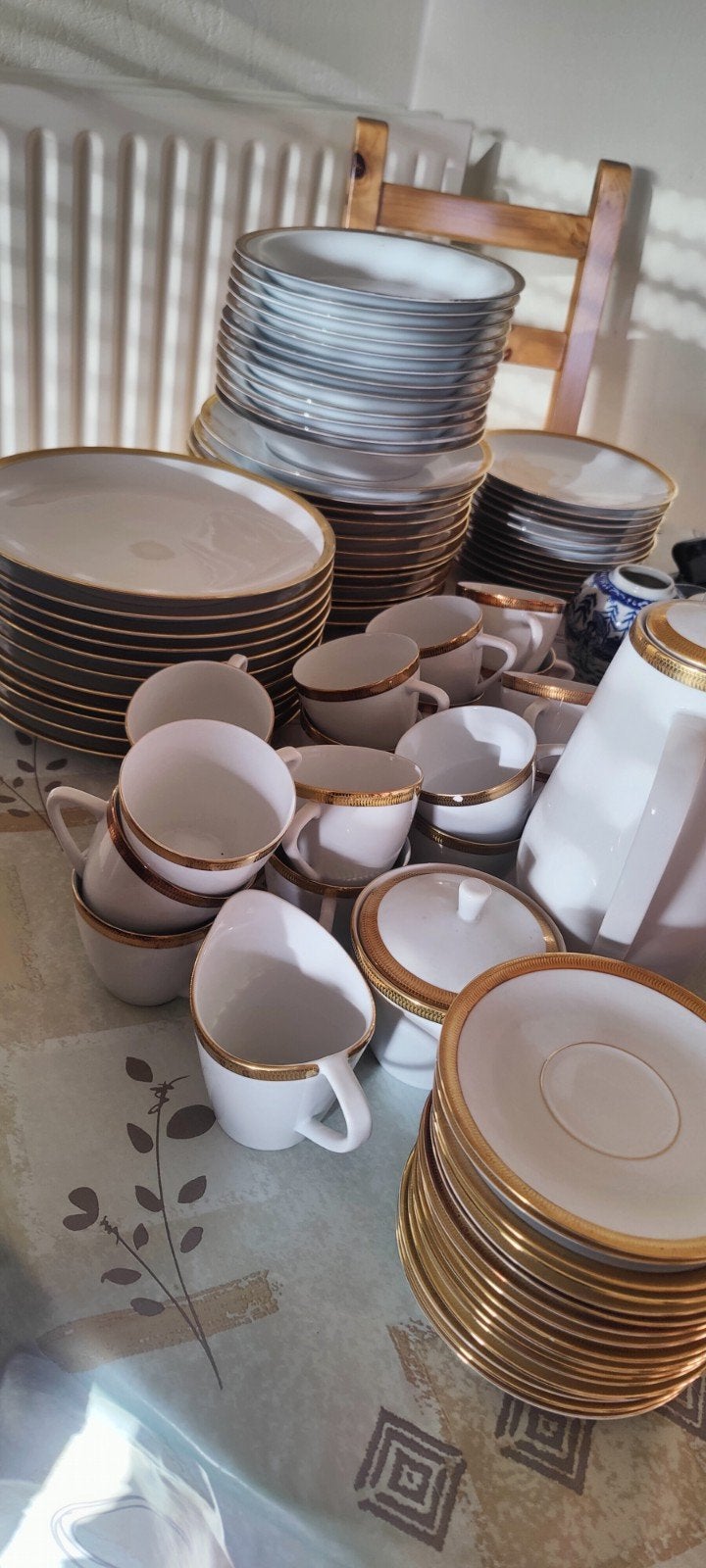 Porseleinen servies met goudkleurig randje, Ophalen