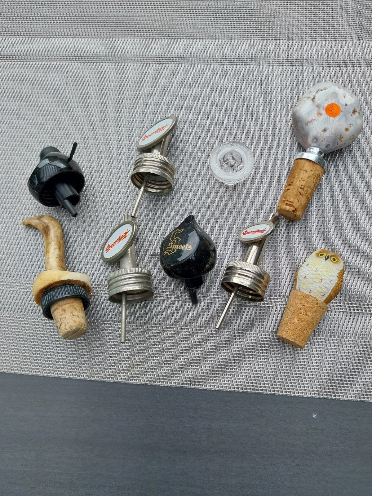 Flessenstop met schenktuit., Ophalen