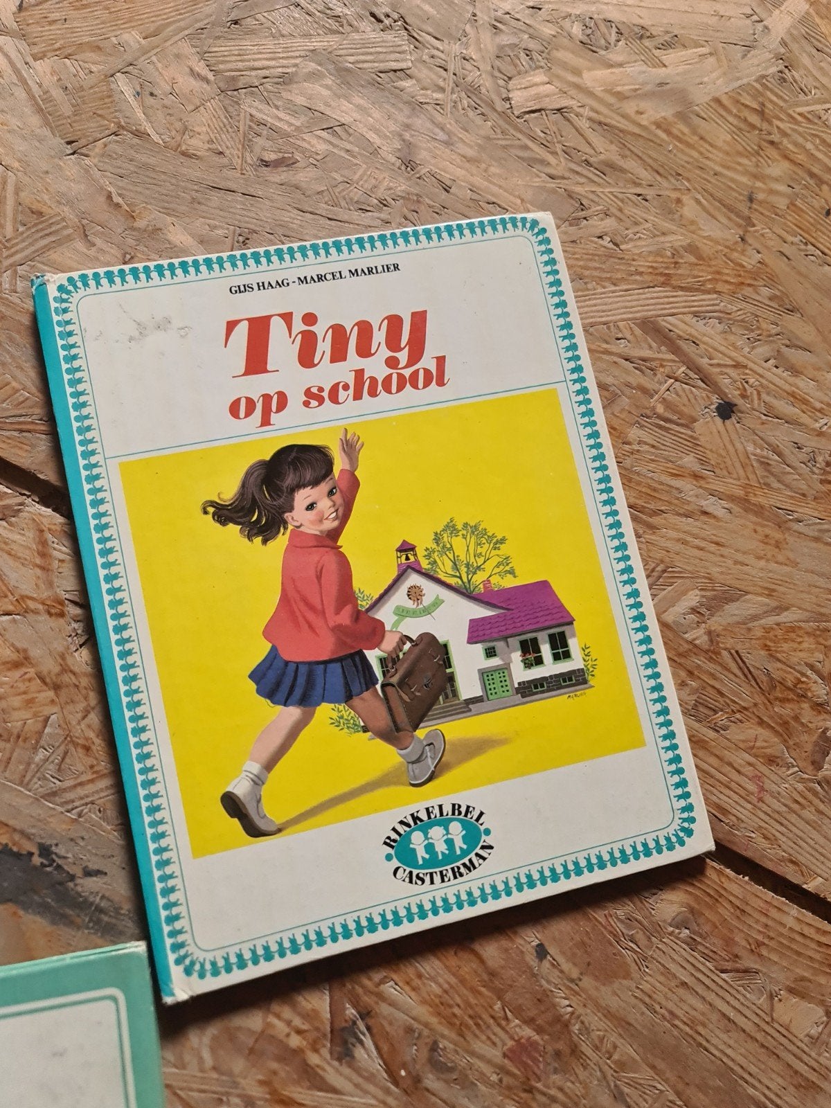 Tiny
op school, Enlèvement