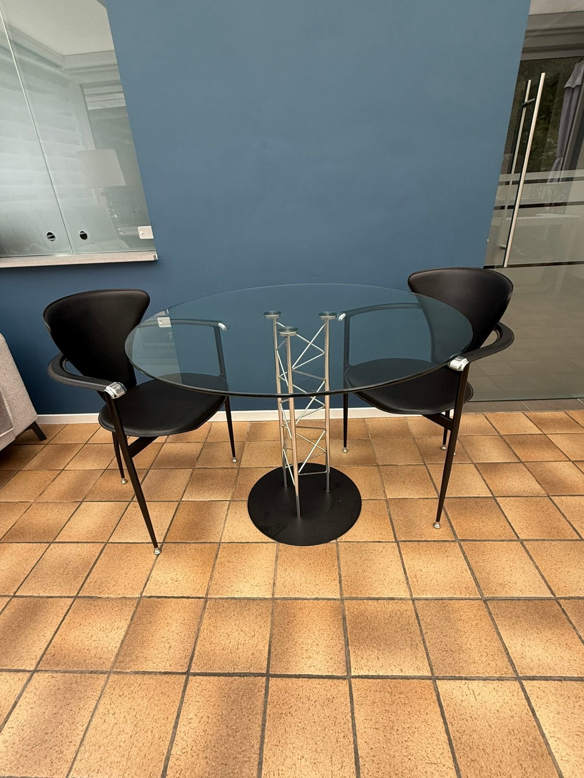 Ronde glazen tafel met 2 design stoelen, Ophalen, Gebruikt, 100 tot 150 cm, Design
