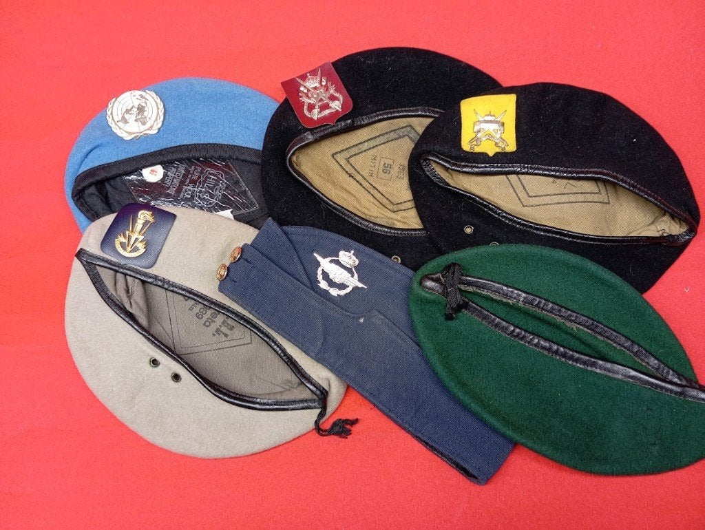 Lot bérets, Ophalen of Verzenden, Landmacht, Helm of Baret