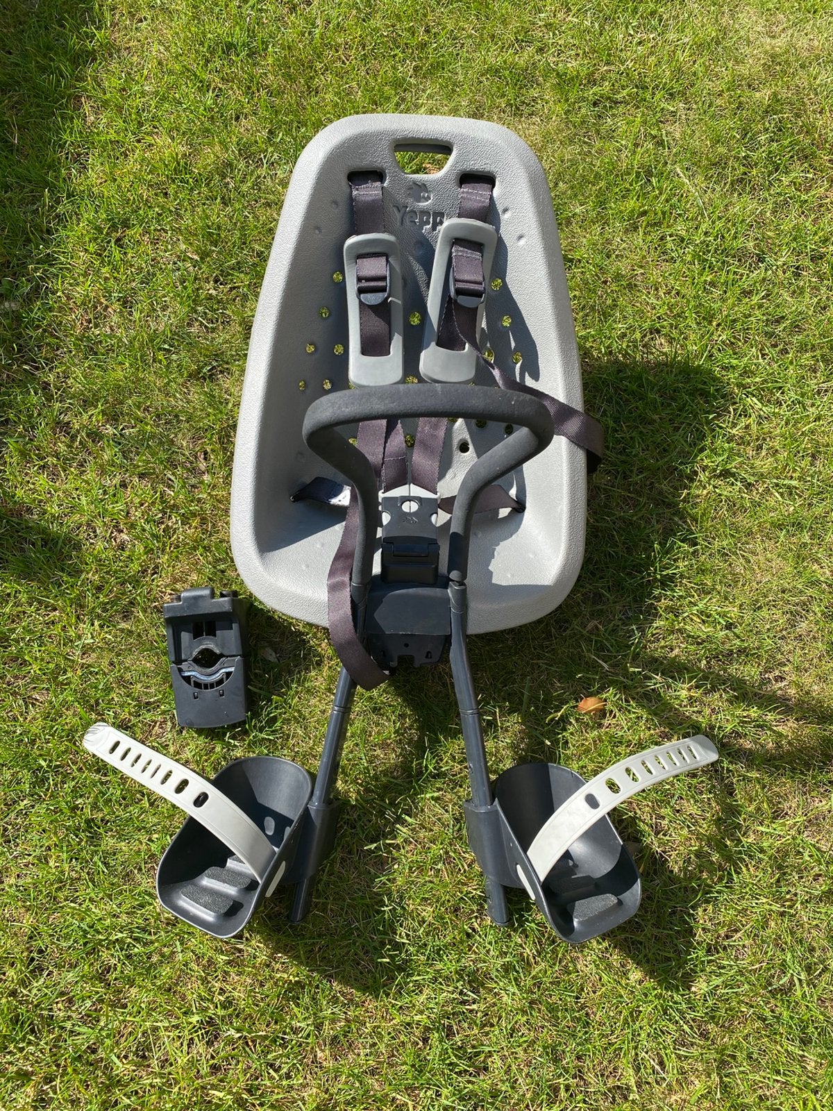 Thule Yepp Mini Fietsstoeltje + Windscherm (Complete Set!), Fietsen en Brommers, Fietsaccessoires | Fietsstoeltjes, Zo goed als nieuw
