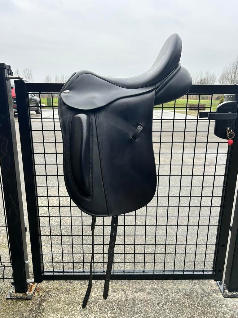 Bjorn Vileyn 18 inch dressuurzadel, Dieren en Toebehoren, Ophalen, Zo goed als nieuw