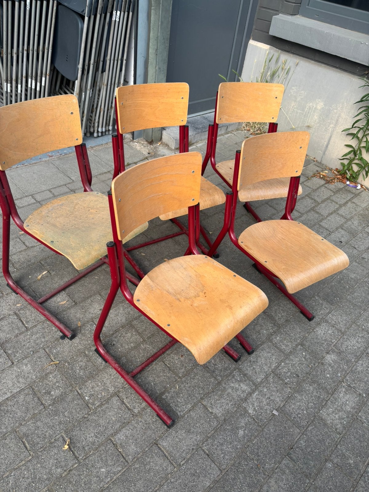 5 chaises d'école, Enlèvement