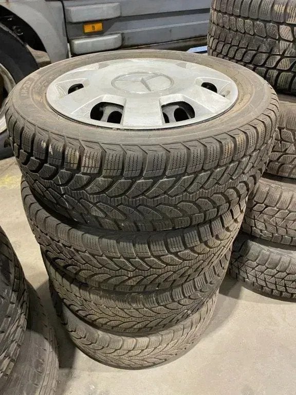 Bridgestone *Mercedes deksels met banden*205/55R16, Gebruikt, Personenwagen