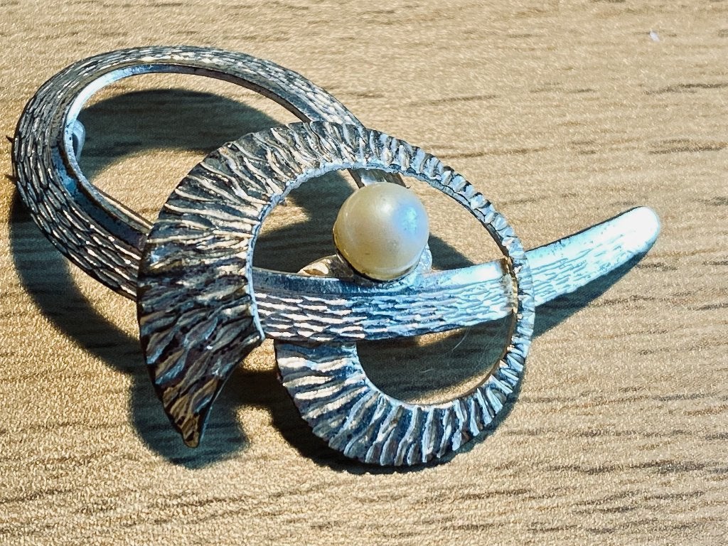 VINTAGE: broche en métal argenté + perle, Bijoux, Sacs & Beauté, Enlèvement ou Envoi, 4 à 7 cm, Utilisé, Autres matériaux