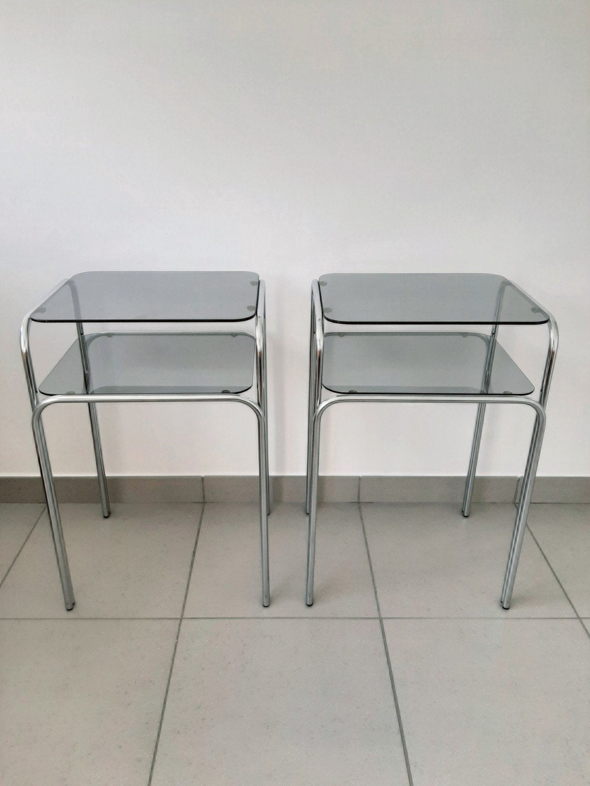 Deux tables d'appoint ou tables de chevet vintage, Enlèvement