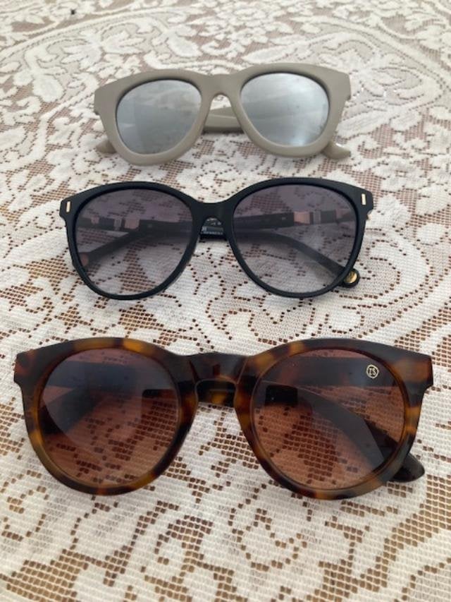 3 lunettes de soleil, Enlèvement