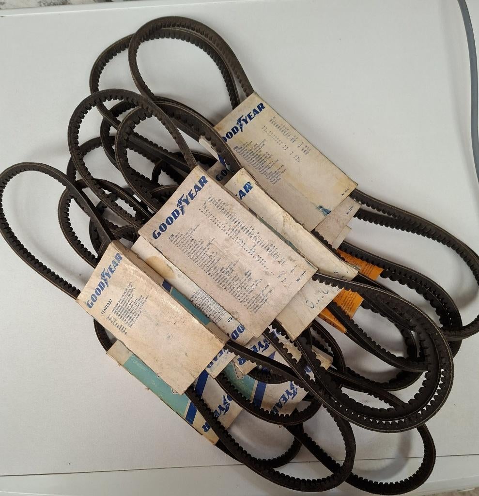 courroies  MATRA  Porsche Ford Peugeot........, Enlèvement, Neuf, Triumph