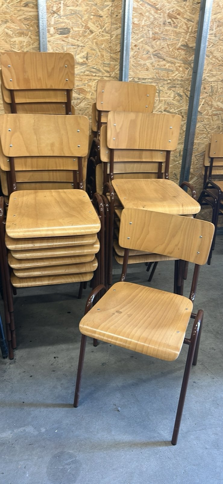 Stock, 31 chaises empilable en bois métal, Enlèvement, Utilisé, Bois
