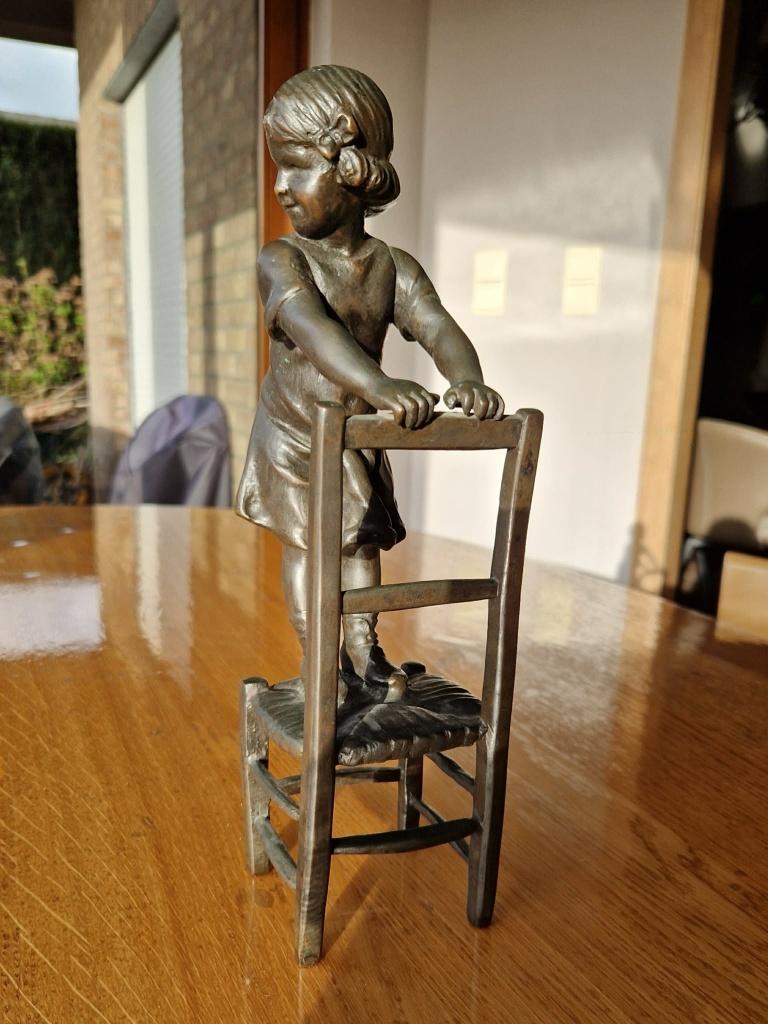 Bronze, enfant sur chaise, cachet du fondeur., Antiquités & Art, Enlèvement ou Envoi, Bronze