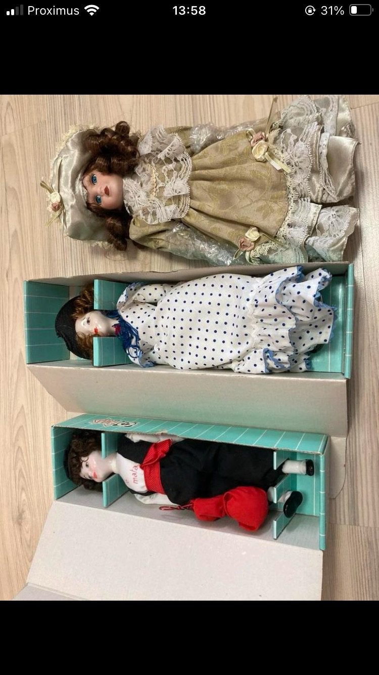 9 porseleinen poppen, Ophalen
