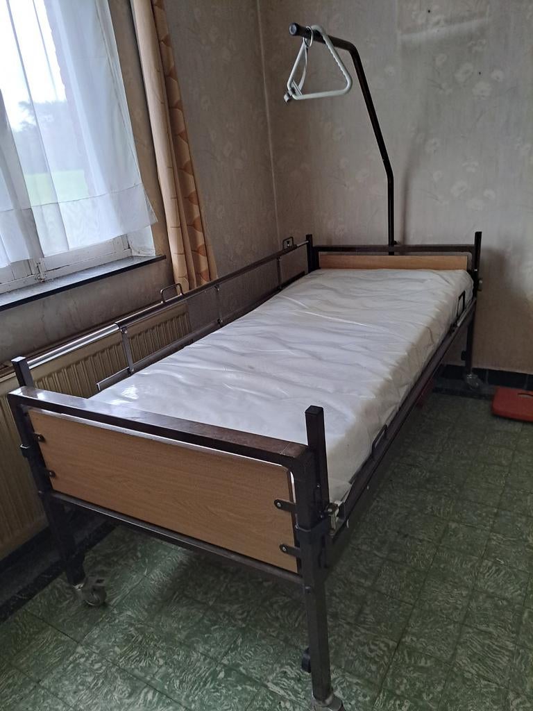 Ziekenhuisbed, Huis en Inrichting, Slaapkamer | Bedden, Ophalen, Zo goed als nieuw, Overige kleuren, Metaal