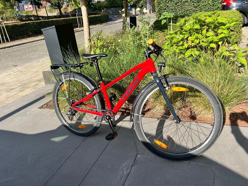 Rode kinderfiets Trek 24 inch, Fietsen en Brommers, Fietsen | Kinderfietsjes, Ophalen, 20 inch of meer, Velgrem, Zo goed als nieuw