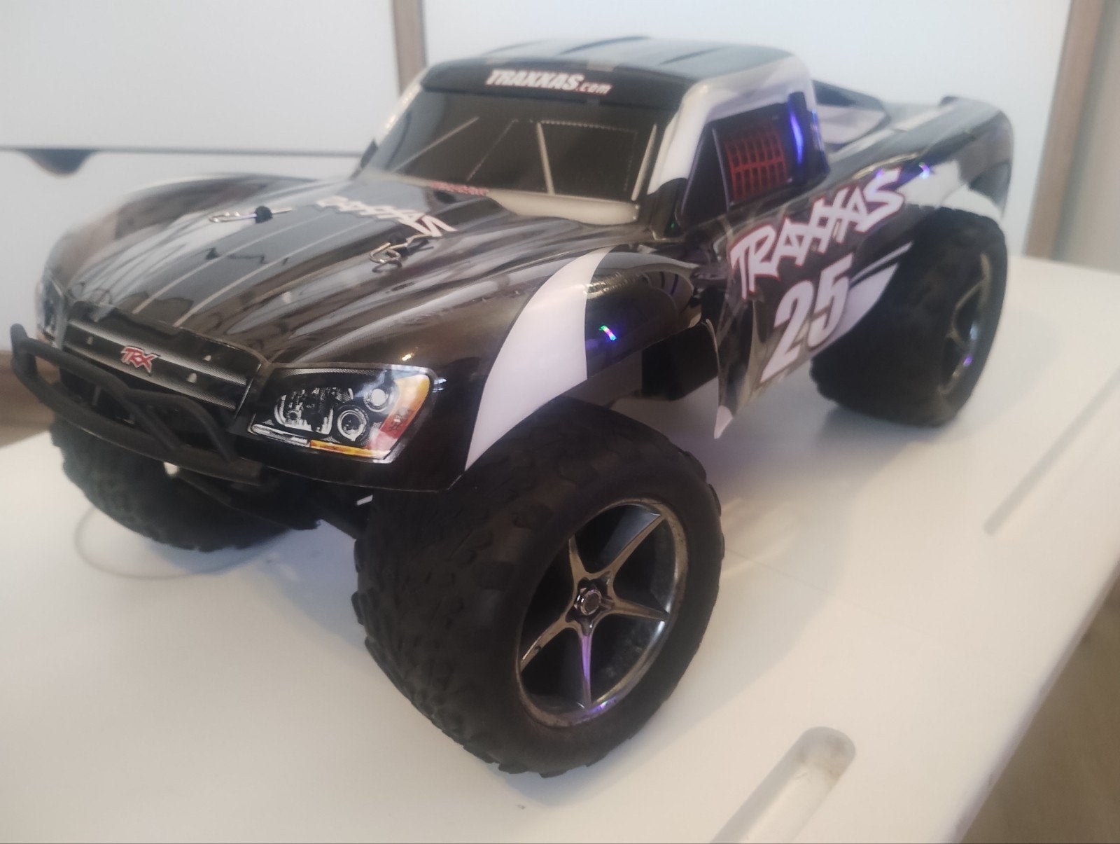 Aussi bon que le nouveau Traxxas Slash 4x4 VXL, Enlèvement ou Envoi, Voiture off road, Comme neuf, Échelle 1:16