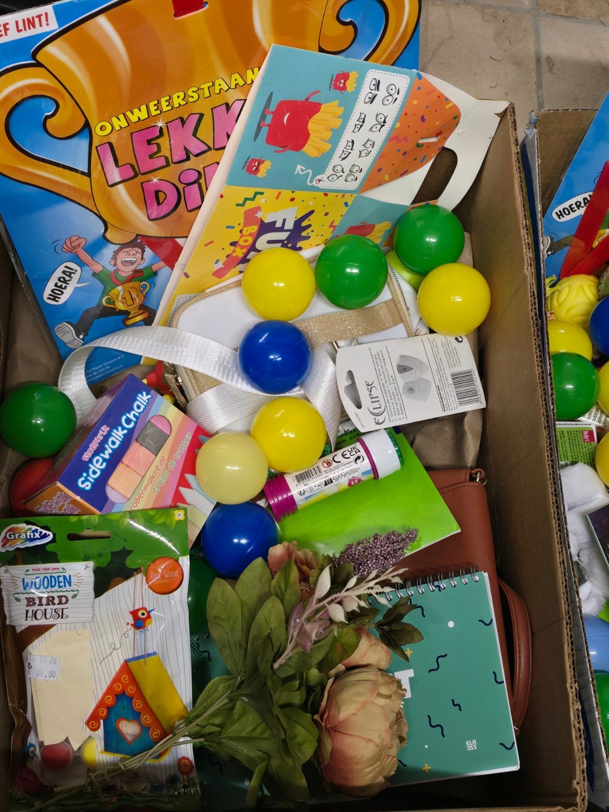 uitgooi dozen 8 dozen mix carnaval, Ophalen