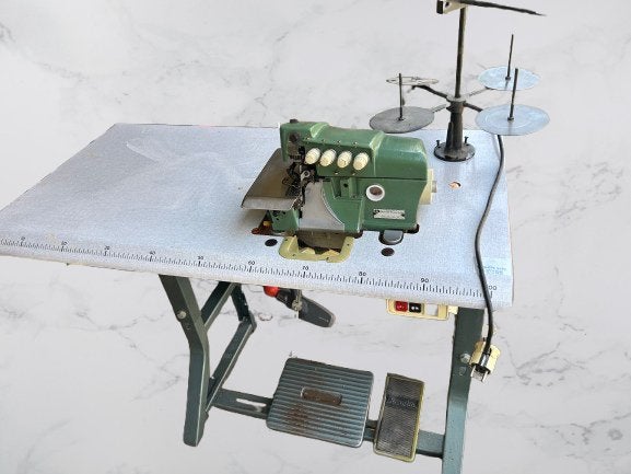Overlock werkt perfect, Hobby en Vrije tijd, Naaimachines en Toebehoren, Ophalen, Zo goed als nieuw, Naaimachine