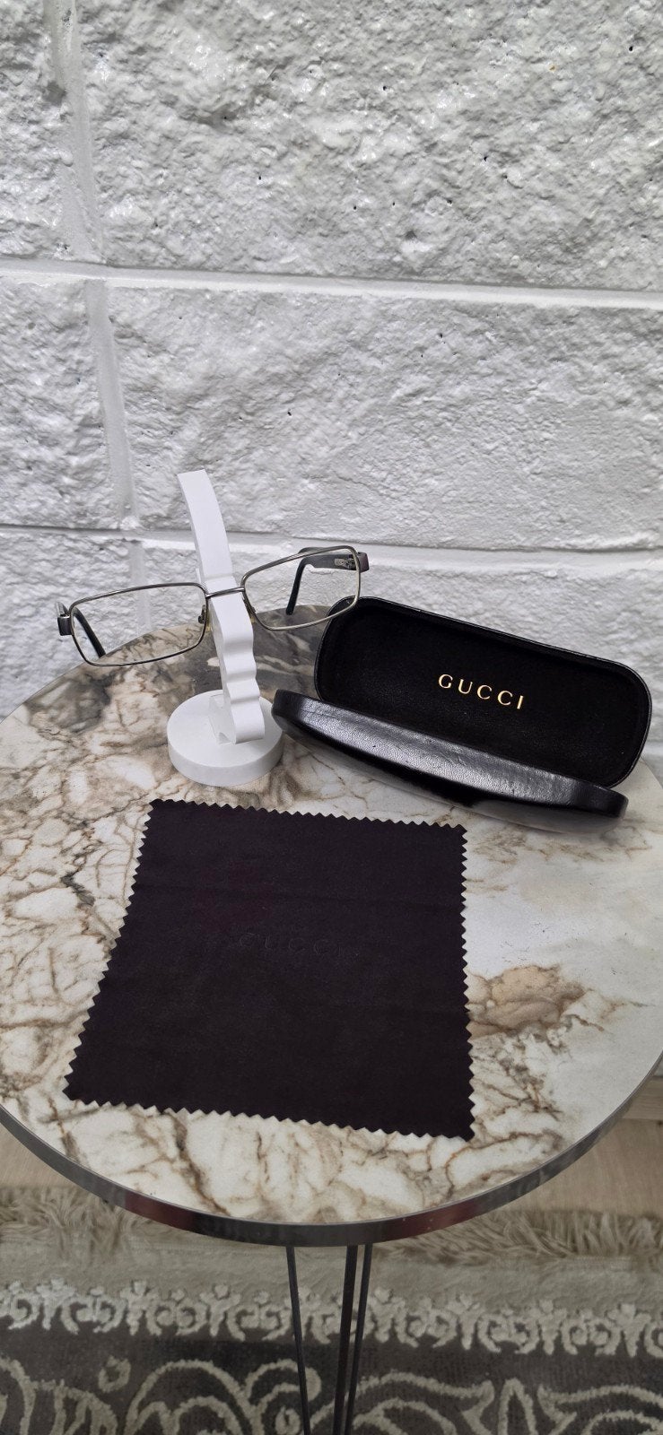 Gucci Bril, Ophalen