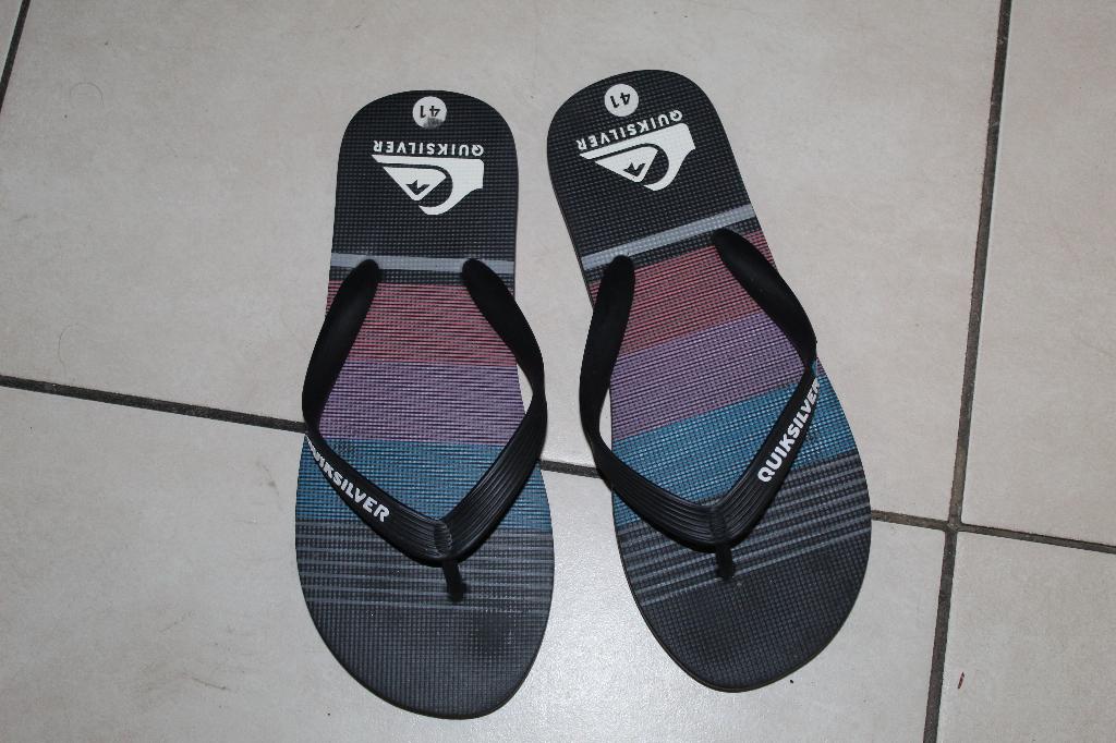 Slippers Quicksilver maat 42, Chaussons, Comme neuf, Enlèvement, Quicksilver
