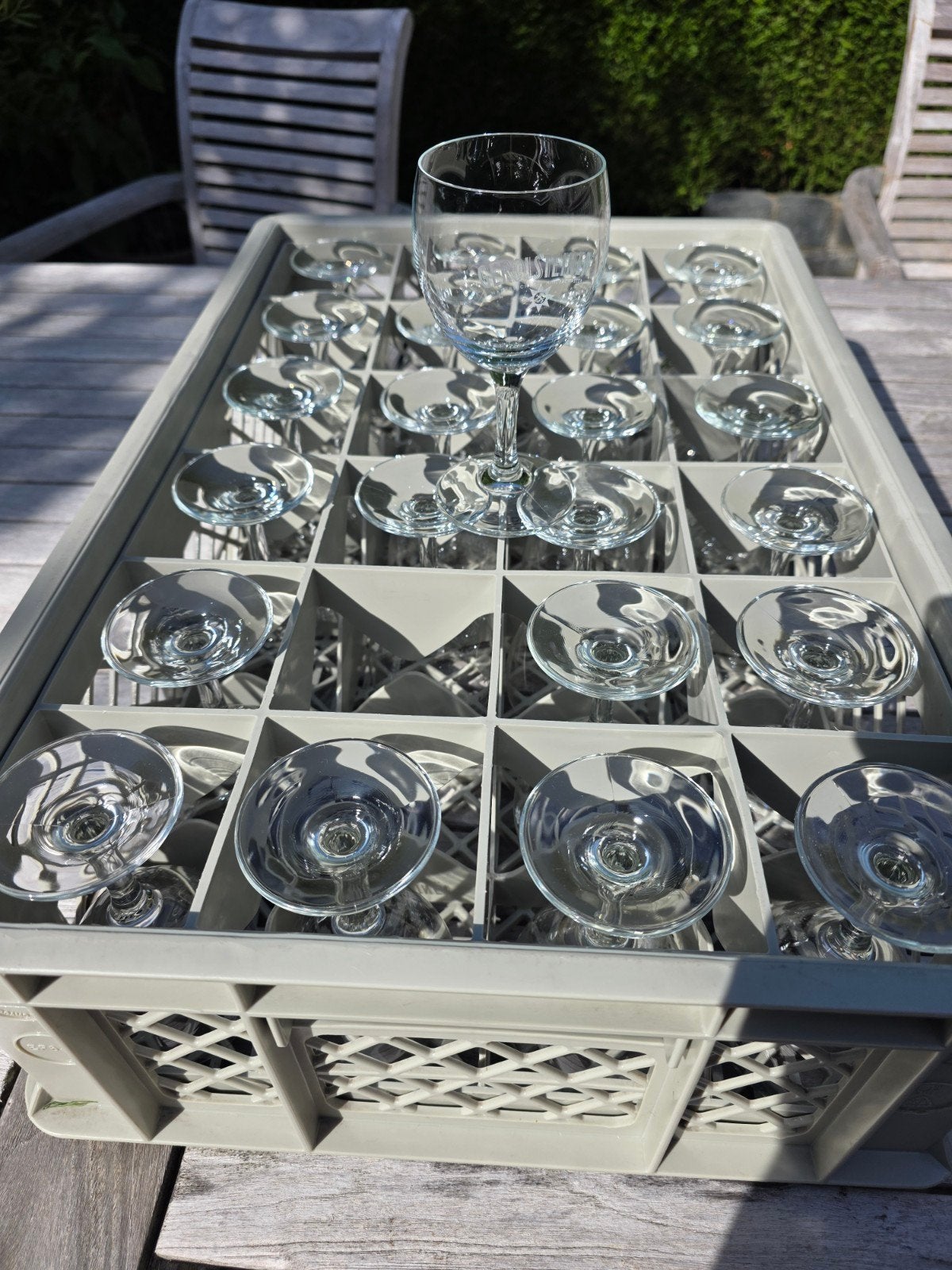 24 waterglazen in bak, Ophalen, Zo goed als nieuw, Waterglas