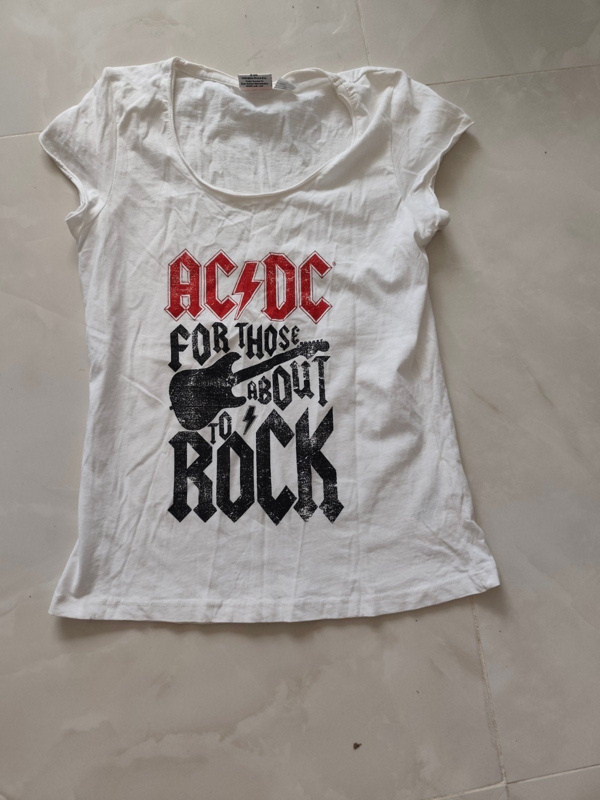 AC DC T-shirt van 100% katoen. Maat M - L. Zeer goede staat, Maat 38/40 (M), Wit, Ophalen of Verzenden, Korte mouw