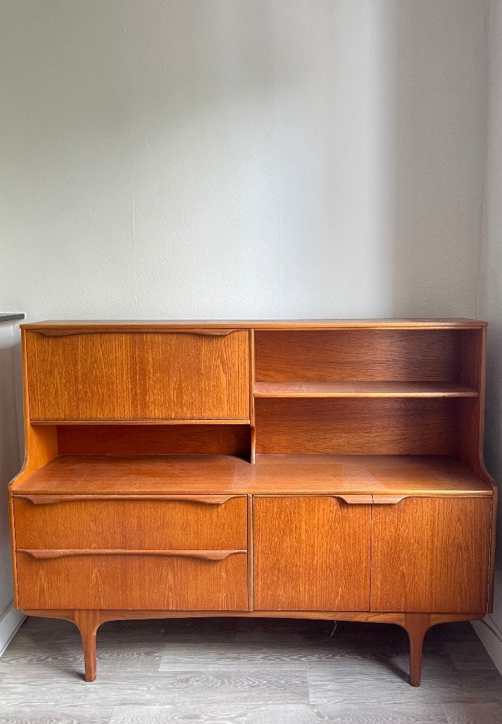 Vaisselier Mid-Century en noyer de Sutcliffe of Todmorden, Enlèvement, Utilisé