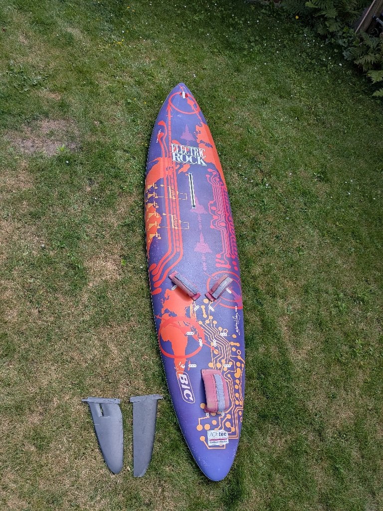 planche de surf bic electric rock + 5.0 sail, Sports nautiques & Bateaux, Enlèvement, Utilisé, Bic, Avec aileron(s)