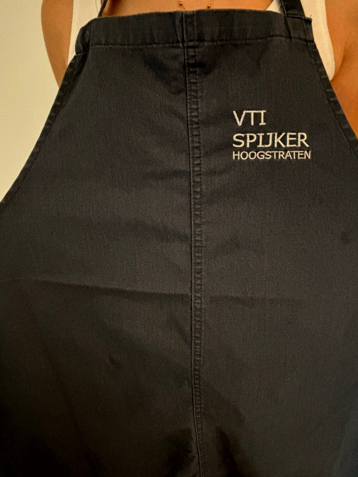2x Bavetschort met borduursel VTI SPIJKER Hoogstraten, Diversen, Schoolbenodigdheden, Ophalen, Zo goed als nieuw