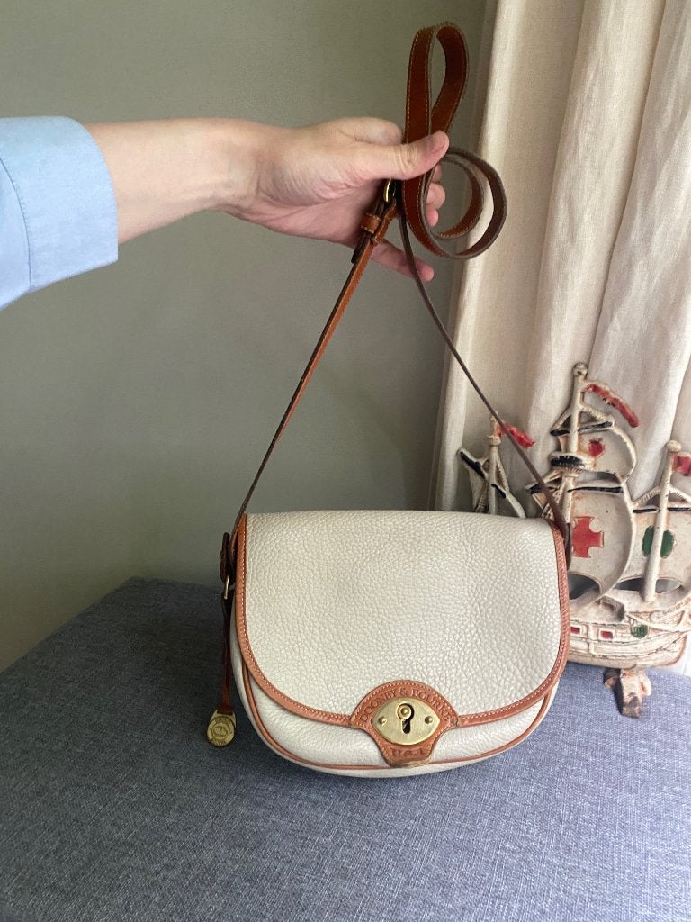 Dooney & Bourke Vintage Lederen Crossbody Tas Crèmewit/Bruin, Gebruikt, Minder dan 30 cm, 25 tot 40 cm, Ophalen