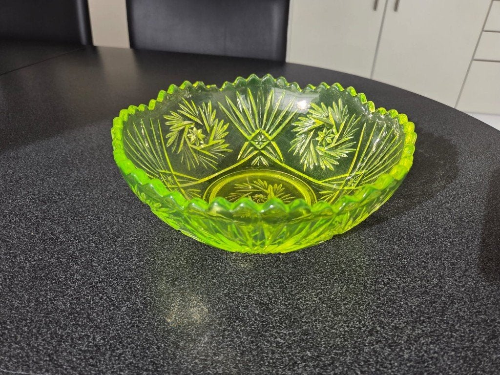 Uraniumglas schaal ca. 20 cm, Antiek en Kunst, Antiek | Glaswerk en Kristal, Ophalen of Verzenden