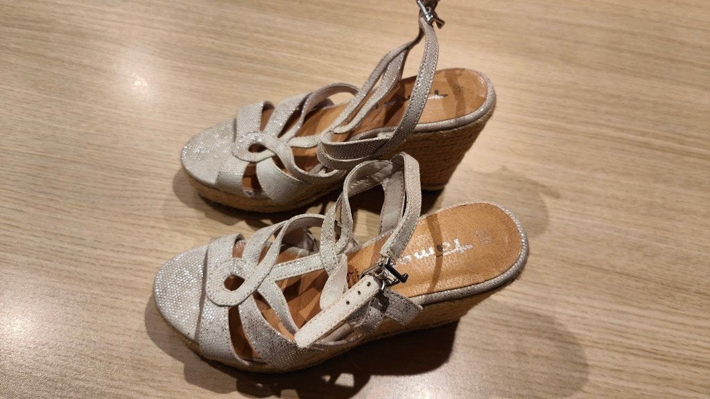 Tamaris beige glittersandalen met sleehak maat 36, Kleding | Dames, Schoenen, Tamaris, Beige, Gedragen, Sandalen of Muiltjes