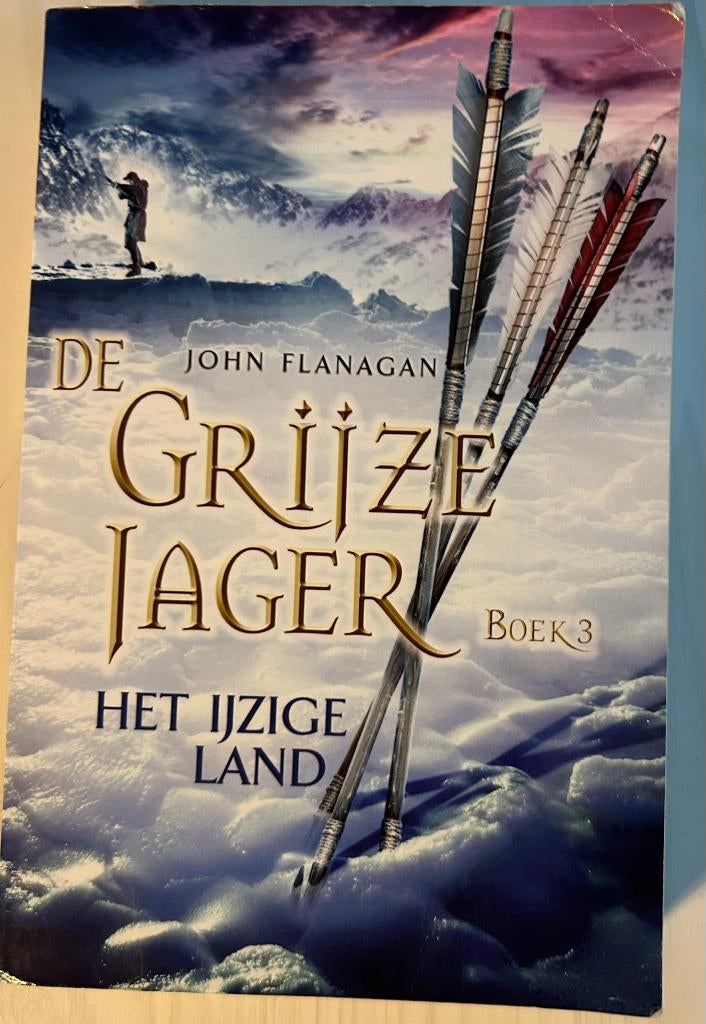 DE JOHN FLANAGAN GRİjZE JAGER BOEK 3 HET IJZIGE LAND, Boeken, Ophalen, Gelezen, John Flanagan, Fictie
