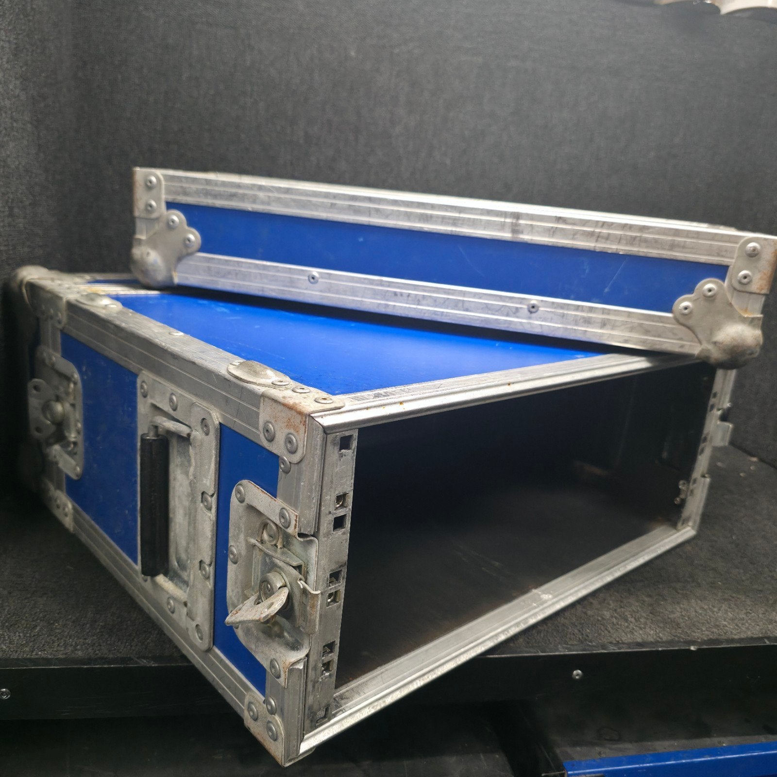 FLIGHTCASE   4HE   19 inch voor en achterdeksel


TUNNELCAS, Muziek en Instrumenten, Ophalen of Verzenden, Flightcase