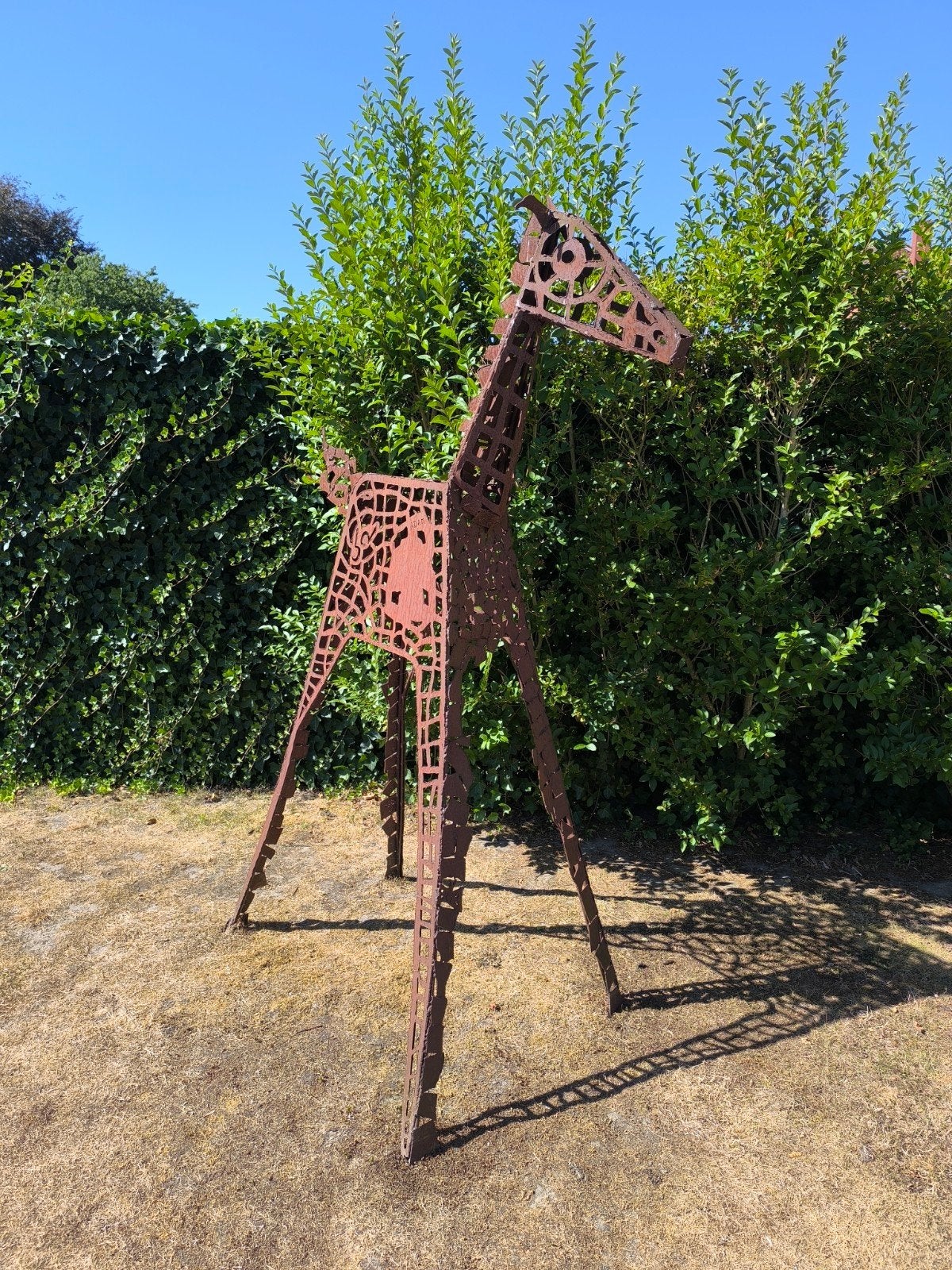 Sculpture d'un cheval/girafe en acier de Brigitte Danse. Fai, Enlèvement