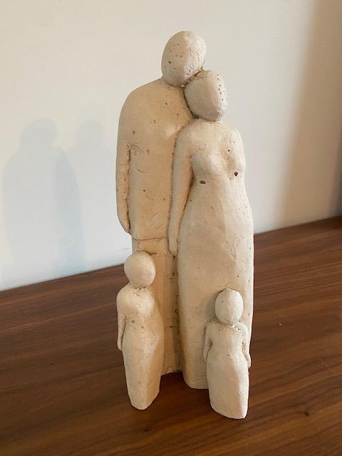 Statue en argile Vie de famille - Wendela Bouwman, Antiquités & Art, Statue, Pierre ou céramique, Fait main, Enlèvement