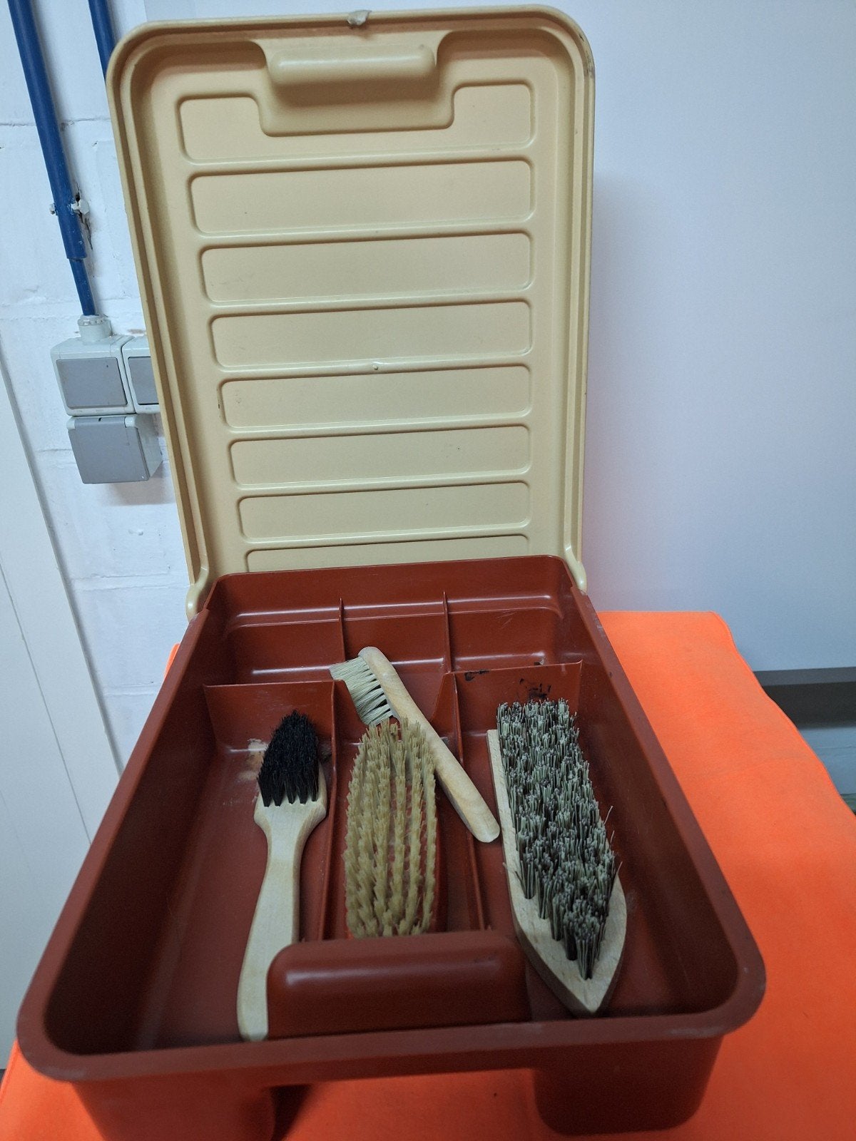 Curver schoenpoetsdoos met borstels, Maison & Meubles, Produits de nettoyage, Enlèvement