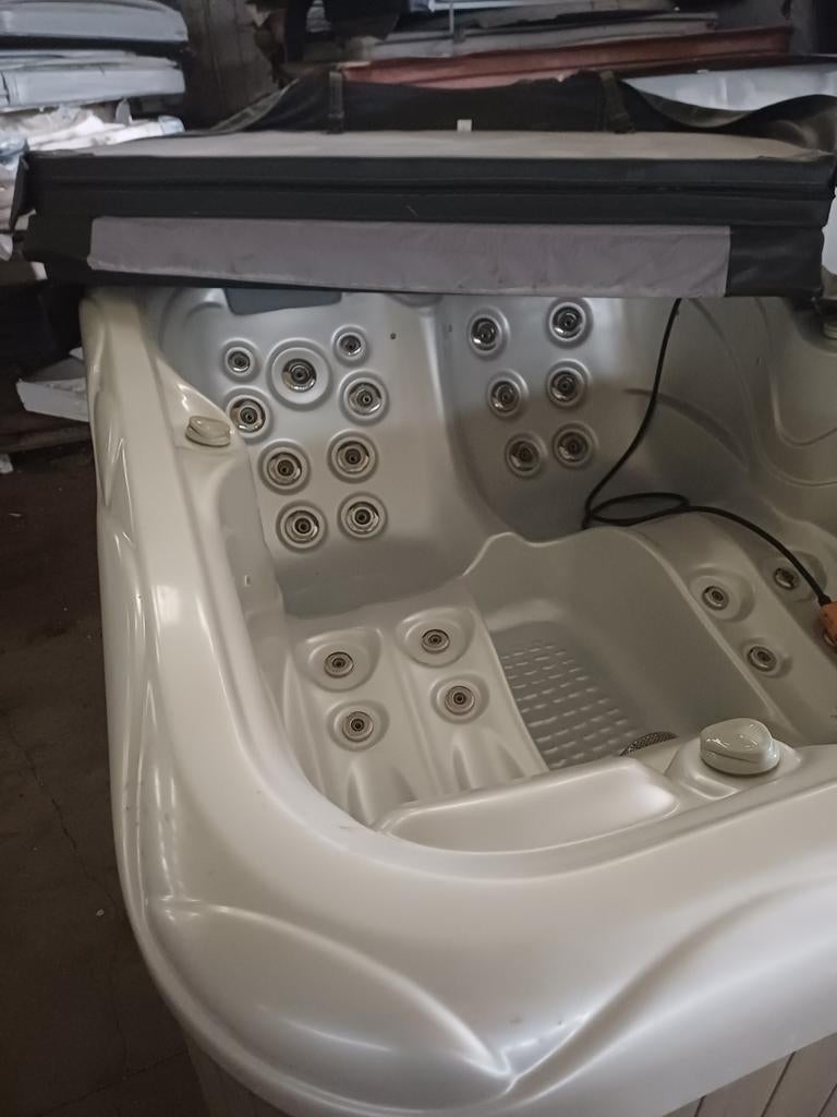 Jacuzzi 2 couchettes, livraison gratuite, Envoi
