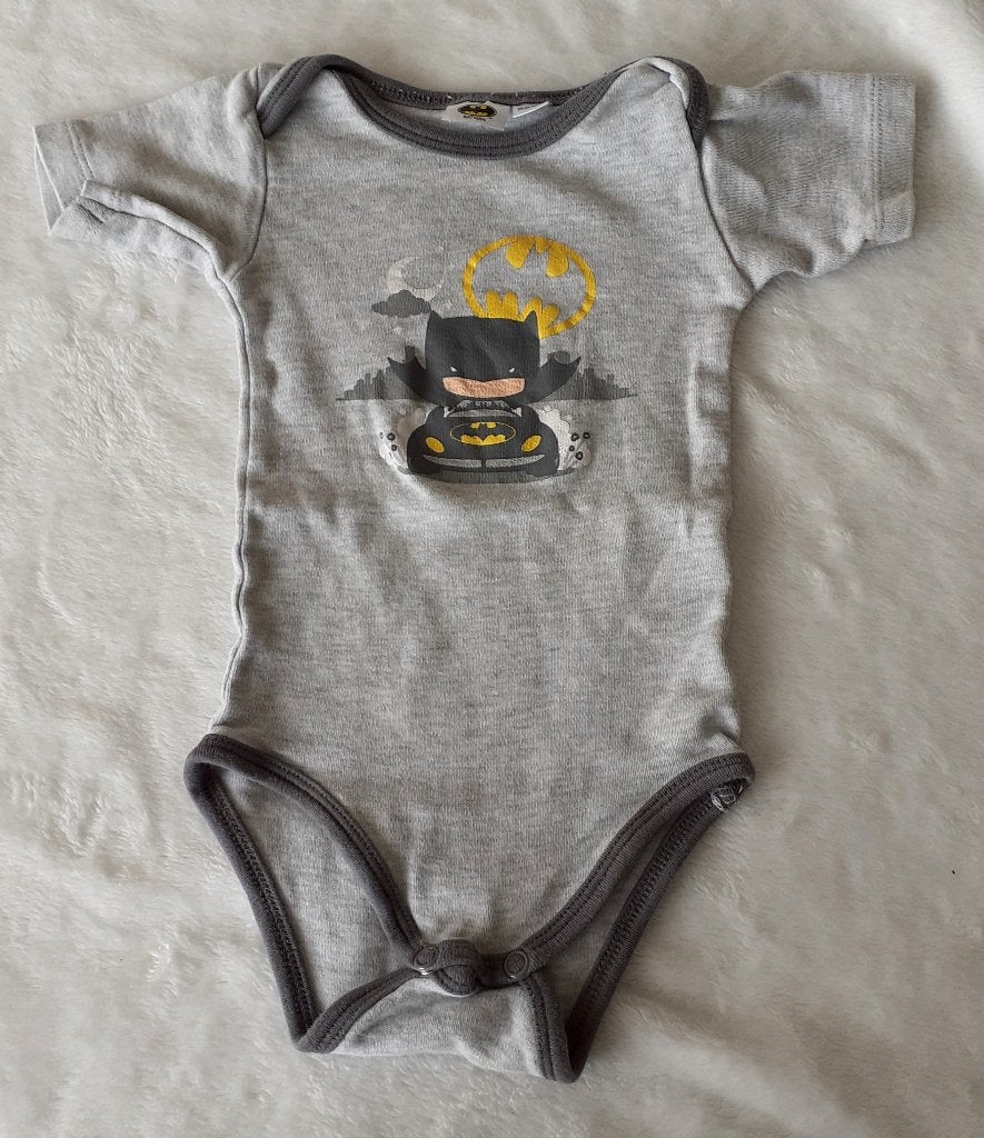 Baby romper grijs met korte mouwen Batman 62-68, Ophalen of Verzenden, Nieuw, Jongetje, Nacht- of Onderkleding