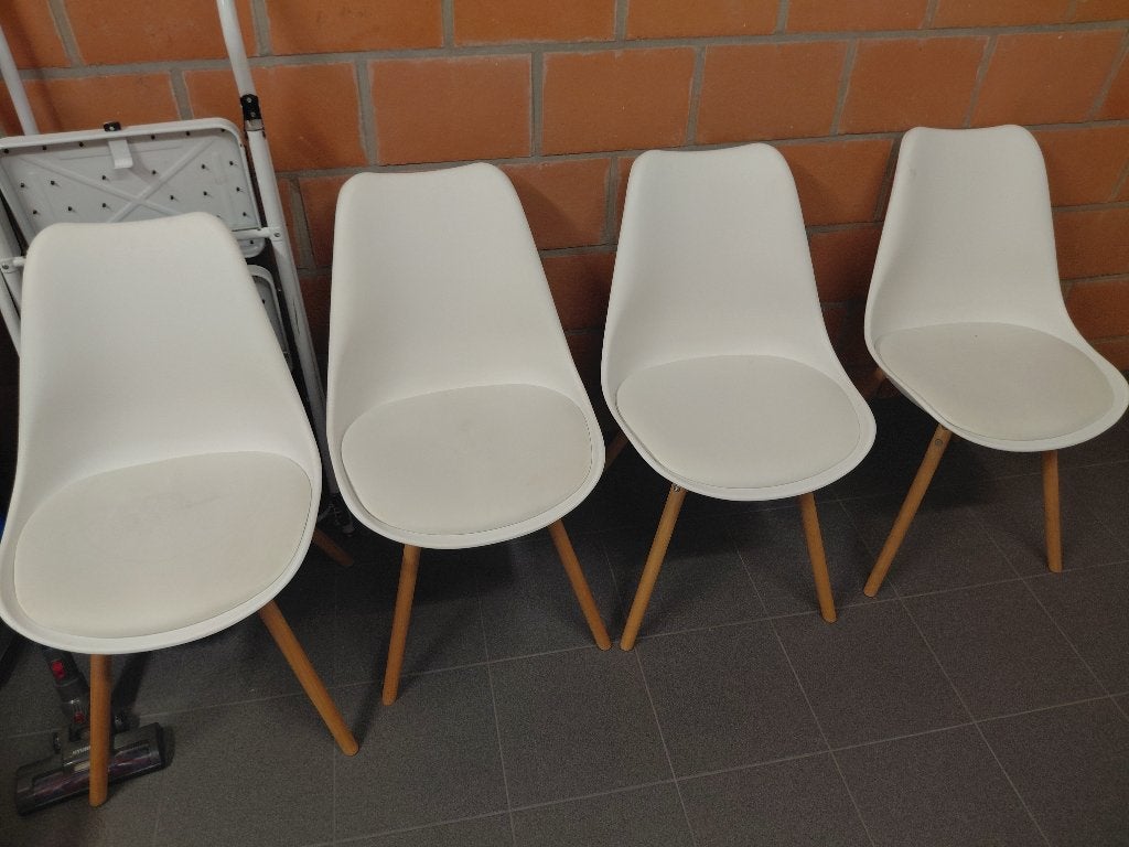 4 chaises JYSK blanches, Scandinavisch, Comme neuf, Synthétique, Enlèvement