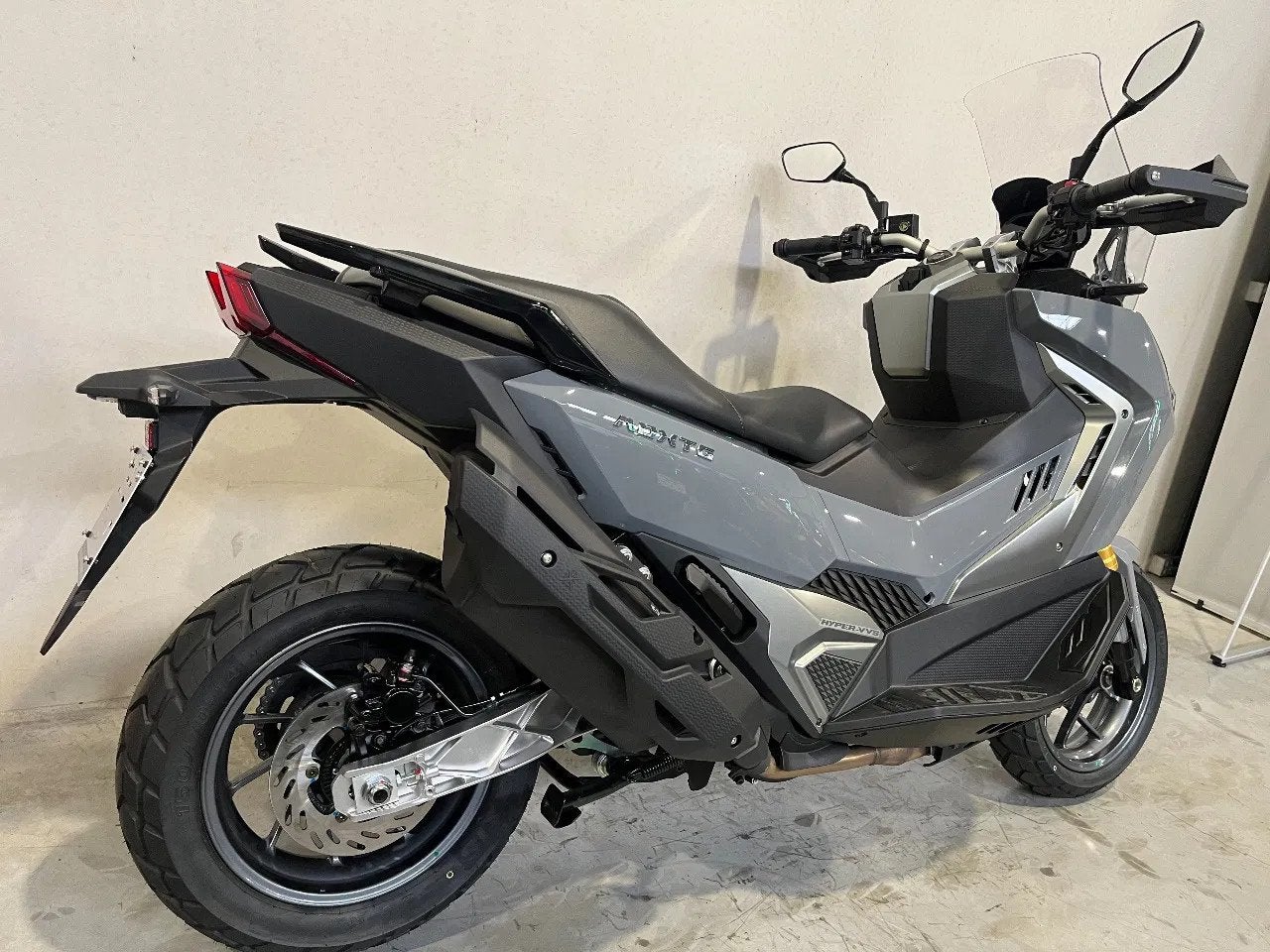 SYM ADX TG 400 (année de construction 2025), Motos, Entreprise, 400 cm³, 12 à 35 kW, Autre