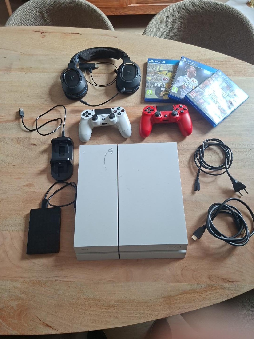 PS4 wit + 2 controllers + headset + 1TB externe schijf
Witte, Games en Spelcomputers, Ophalen of Verzenden, Gebruikt, Met 2 controllers