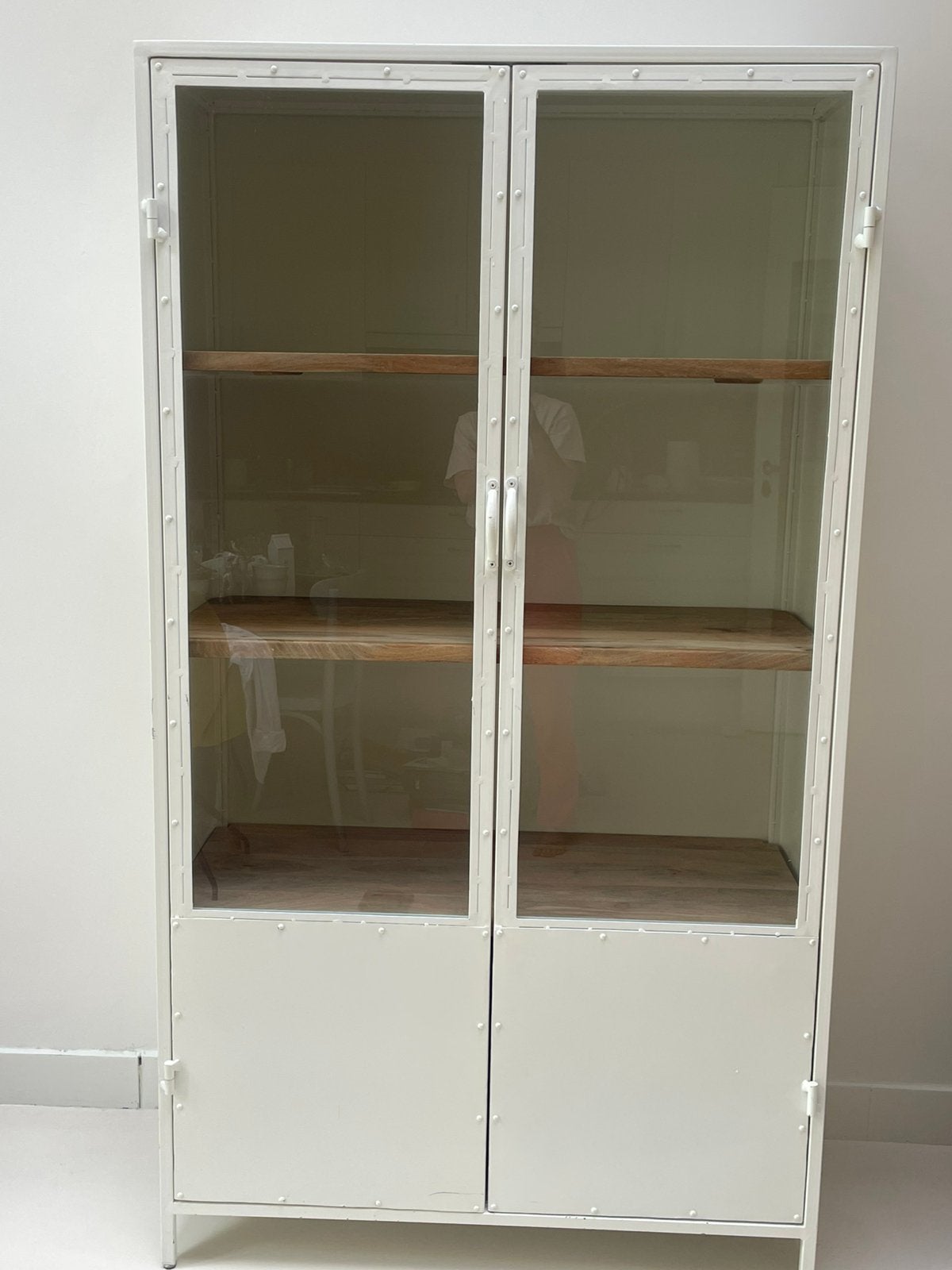 Super leuke en praktische vitrinekast, Huis en Inrichting, Kasten | Vitrinekasten, Ophalen, Met deur(en), 100 tot 150 cm, Zo goed als nieuw